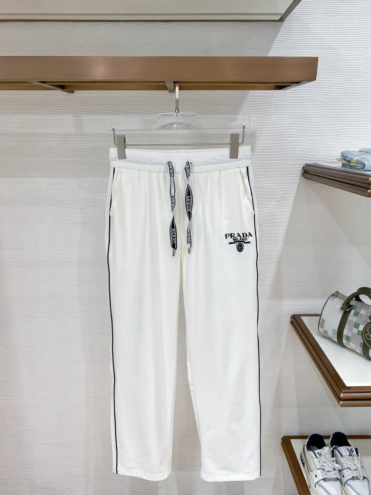原单休闲裤男装|高仿休闲裤男装|精仿休闲裤男装|一比一休闲裤男装 PD  2026 天丝锦纶四面弹长裤美学的焕新诠释,演绎浓郁的格调型时尚风范,细节感和设计感强悍.经典品牌标识做为色彩搭配,演绎经典的品牌时尚,为整体造型增光添彩.进口面料,轻薄清爽,柔软舒适.内里织面平整透气性极佳,简洁而富有独特魅力.欧洲贸易渠道 意大利海外仓直发 海外精品限定销售 春夏新款休闲时尚长裤 这款长裤采用大牌的设计打造时尚潮流感 细节处理精致到位 展现超高的品质 颜色 黑色 白色尺码:M L XL 2XL 3XL