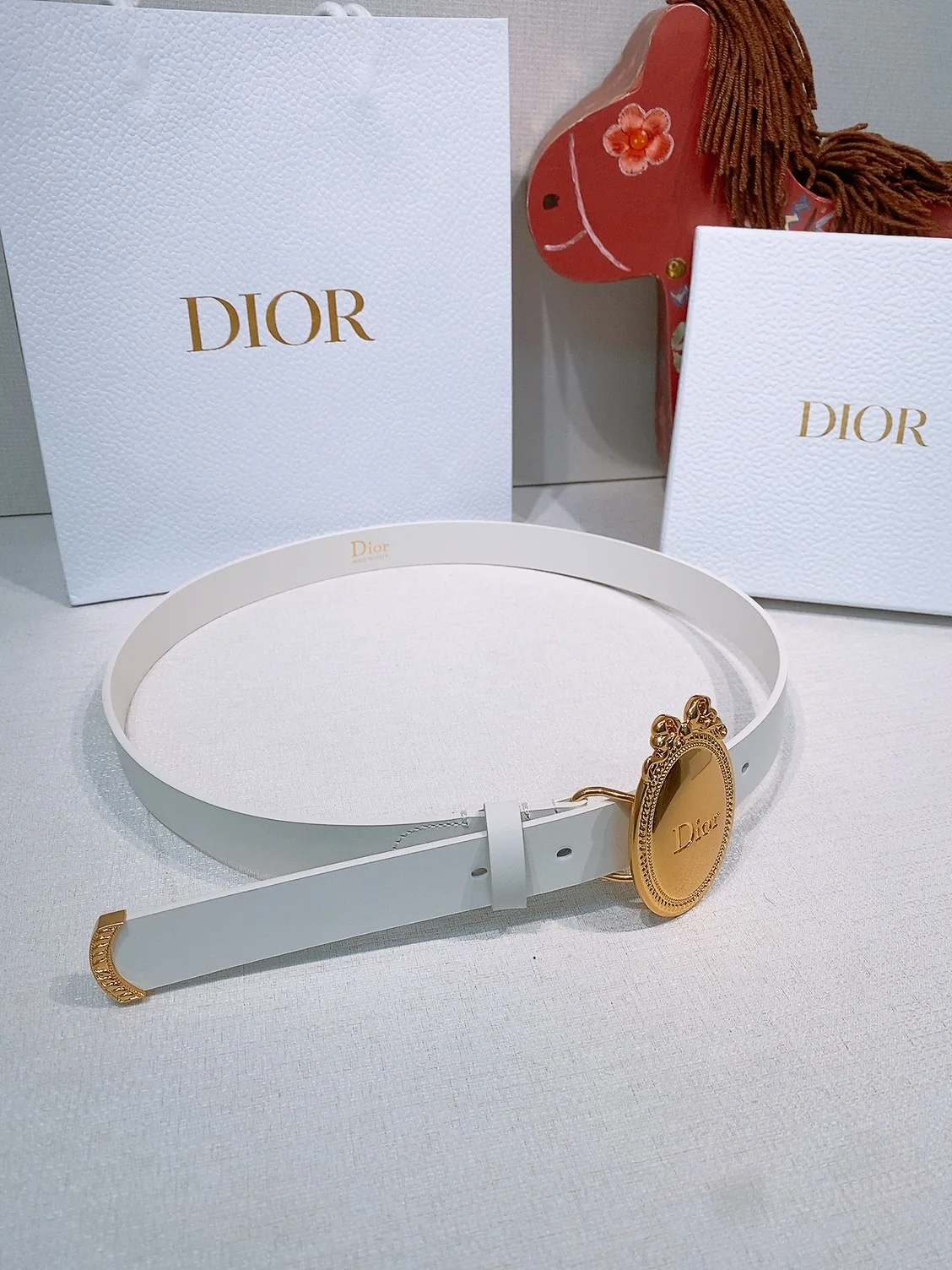 原单迪奥皮带|高仿迪奥皮带|精仿迪奥皮带|一比一迪奥皮带Look Book Christian Dior 2026椭圆型蝴蝶结腰带 古董感好强 重新诠释Dior 经典标识 采用光滑牛皮革等材质精心制作 饰以金色饰面金属腰带扣 饰环点缀以精心镌刻的藤格纹图案 可与经典西装外套 连衣裙或牛仔裤搭配 彰显隽永高雅的气质 2.5cm