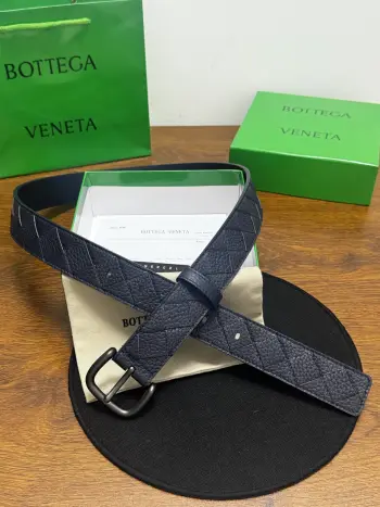 BOTTEGA VENETA 3.5cm 颜色 蓝色 Intrecciato编织腰带 荔枝纹纹理皮革 手工编织新款牛皮经典之作 每个细节都体现出至高的品味和格调 整体造型增添优雅韵味 低调奢华的典范 优雅迷人气息 精致的手工艺制作 