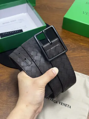 BOTTEGA VENETA 4.0cm 颜色 咖啡Intrecciato Piccolo编织腰带小牛皮皮革手工编织手工编织新款牛皮经典之作每个细节都体现出至高的品味和格调整体造型增添优雅韵味 低调奢华的典范优雅迷人气息精致的手工艺制作 