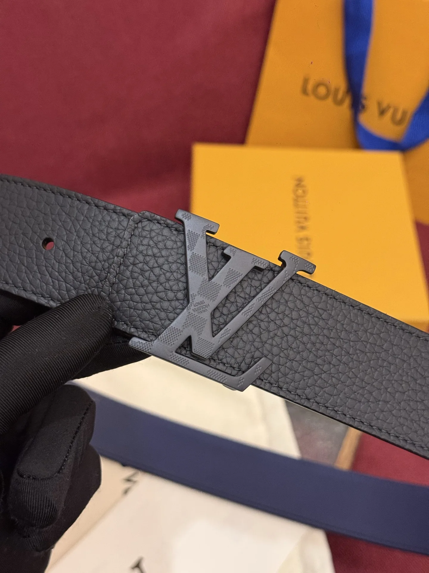 原单LV皮带|高仿LV皮带|精仿LV皮带|一比一LV皮带本款 Damier LV 40 毫米双面腰带做工精良 风格经典 深色牛皮革皮带与 LV 字母搭扣优雅相称 与精心镂刻的 Damier 图案相得益彰 气质优雅 可双面使用 轻松搭配您钟爱的服饰 