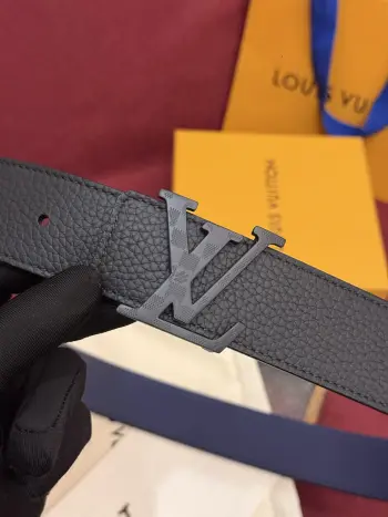 本款 Damier LV 40 毫米双面腰带做工精良 风格经典 深色牛皮革皮带与 LV 字母搭扣优雅相称 与精心镂刻的 Damier 图案相得益彰 气质优雅 可双面使用 轻松搭配您钟爱的服饰 