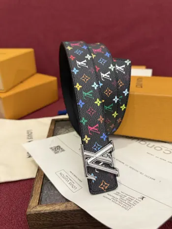 Lv.路易威登 村上隆三彩 LV 皮带 经典Monogram图案焕新演绎 多彩配色碰撞出时尚火花 精致扣头闪耀夺目 3.0cm宽度 适配多样穿搭风格 无论是休闲出街还是正式场合 都能以独特格调彰显你的品味 轻松成为焦点 
