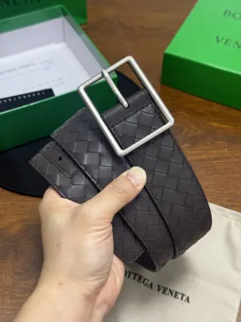 BOTTEGA VENETA 4.0cm 颜色 咖啡Intrecciato Piccolo编织腰带小牛皮皮革手工编织手工编织新款牛皮经典之作每个细节都体现出至高的品味和格调整体造型增添优雅韵味 低调奢华的典范优雅迷人气息精致的手工艺制作 