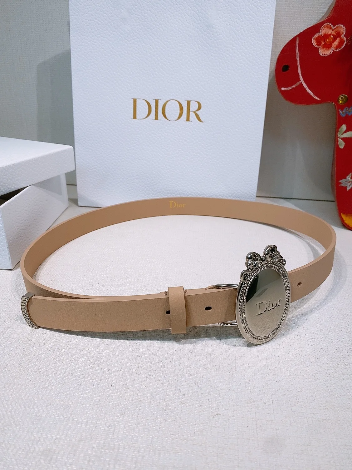 原单迪奥皮带|高仿迪奥皮带|精仿迪奥皮带|一比一迪奥皮带Look Book Christian Dior 2026椭圆型蝴蝶结腰带 古董感好强 重新诠释Dior 经典标识 采用光滑牛皮革等材质精心制作 饰以金色饰面金属腰带扣 饰环点缀以精心镌刻的藤格纹图案 可与经典西装外套 连衣裙或牛仔裤搭配 彰显隽永高雅的气质 2.5cm
