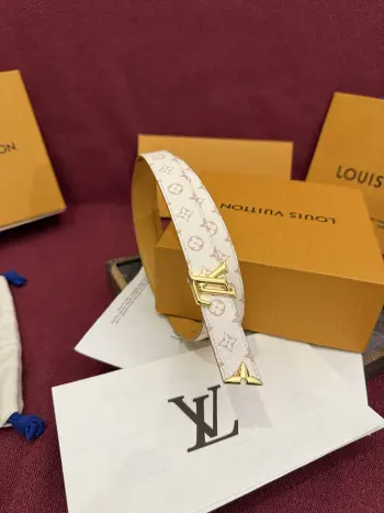 这款时尚且实用的 Pretty LV 腰带兼具美观与实用性 宽度2.0cm 集两种精致风格于一身 其可翻转设计将品牌标志性的 Monogram Dune 帆布与光滑的自然小牛皮巧妙结合 并以 LV 扣环和 Monogram 花形末端饰件点缀 这些饰件均采用闪耀的金色金属材质制成 这款多功能腰带能够轻松实现从日间穿搭到晚间装扮的转换 非常适合旅行使用 