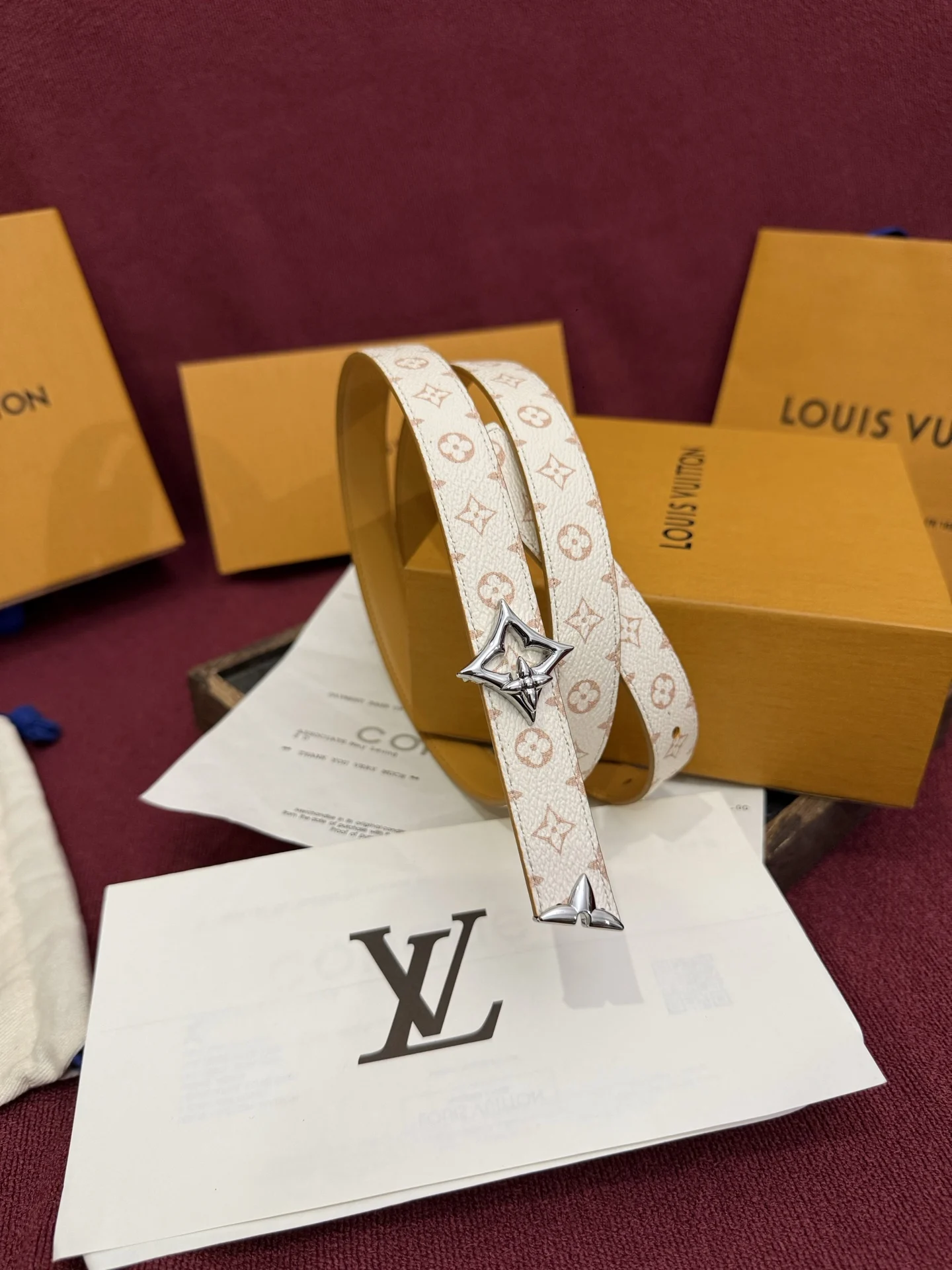 原单LV皮带|高仿LV皮带|精仿LV皮带|一比一LV皮带这款时尚且实用的 Pretty LV 腰带兼具美观与实用性 宽度2.0cm 集两种精致风格于一身 其可翻转设计将品牌标志性的 Monogram Dune 帆布与光滑的自然小牛皮巧妙结合 并以 LV 扣环和 Monogram 花形末端饰件点缀 这些饰件均采用闪耀的金色金属材质制成 这款多功能腰带能够轻松实现从日间穿搭到晚间装扮的转换 非常适合旅行使用 