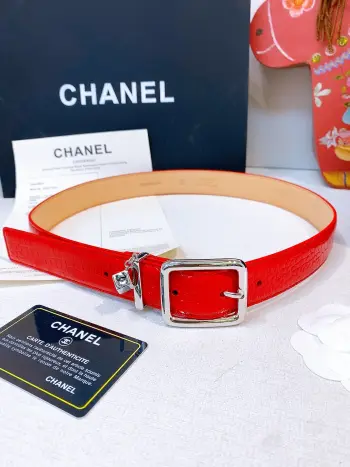 香家Chanel Leather belt 30mm皮质腰带这款是香香26/27早春度假系列3.0cm腰带 采用光滑小牛皮材质 复古经典圆针扣设计 日常通勤 穿搭造型都非常百搭 齐全 宽度width 3.0cm