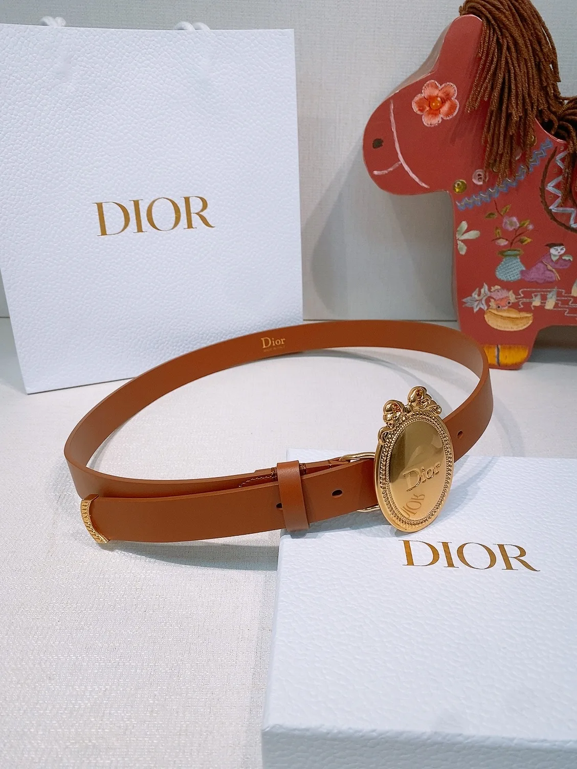 Look Book Christian Dior 2026椭圆型蝴蝶结腰带 古董感好强 重新诠释Dior 经典标识 采用光滑牛皮革等材质精心制作 饰以金色饰面金属腰带扣 饰环点缀以精心镌刻的藤格纹图案 可与经典西装外套 连衣裙或牛仔裤搭配 彰显隽永高雅的气质 2.5cm