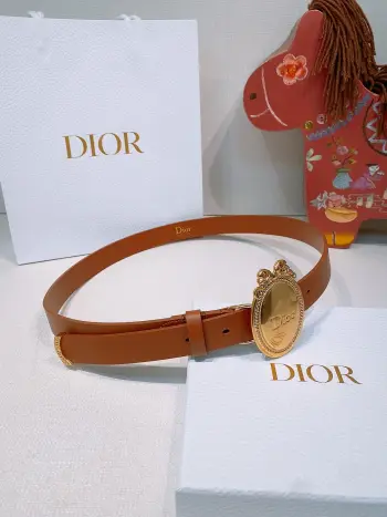 Look Book Christian Dior 2026椭圆型蝴蝶结腰带 古董感好强 重新诠释Dior 经典标识 采用光滑牛皮革等材质精心制作 饰以金色饰面金属腰带扣 饰环点缀以精心镌刻的藤格纹图案 可与经典西装外套 连衣裙或牛仔裤搭配 彰显隽永高雅的气质 2.5cm