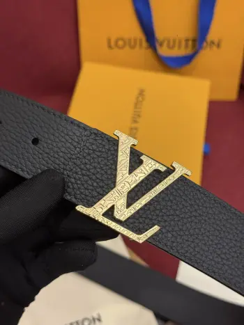 本款 Damier LV 40 毫米双面腰带做工精良 风格经典 深色牛皮革皮带与 LV 字母搭扣优雅相称 与精心镂刻的 Damier 图案相得益彰 气质优雅 可双面使用 轻松搭配您钟爱的服饰 