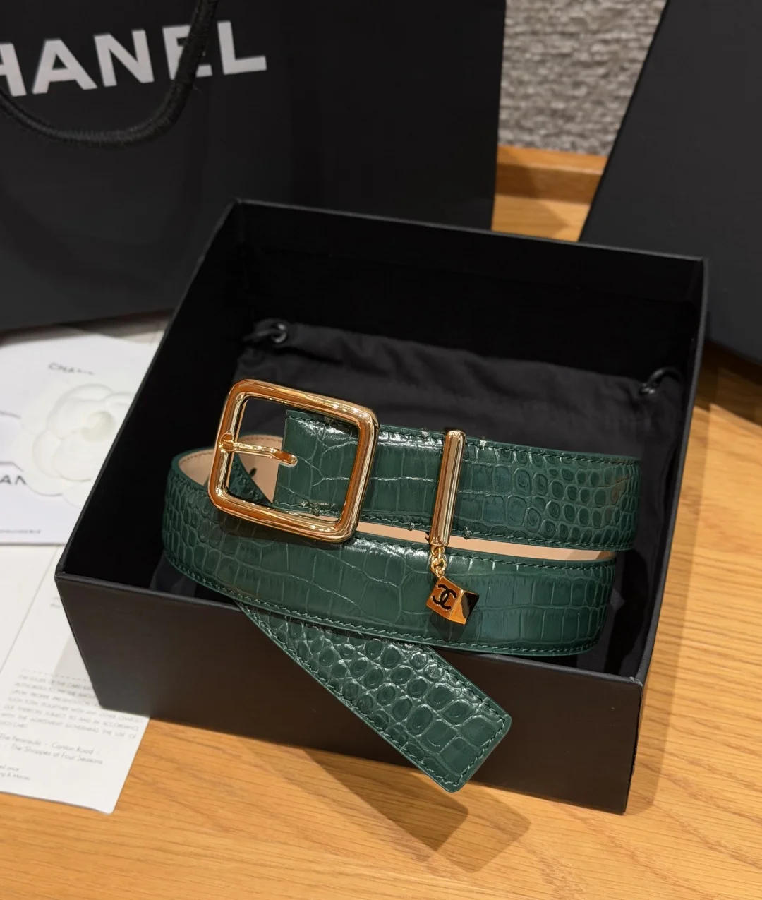 香家 Leather Belt with CC Charm,Crocodile Embossed Calfskin 30mm 带双C吊饰的皮质腰带鳄鱼纹压花皮质腰带 搭配标志性双C吊饰 尽显优雅风范 3cm官网标准宽度 专为女士穿搭设计 牛仔裤 西装裤 连衣裙都能轻松驾驭 双C吊饰是本款的标志性亮点 建议参照尺码表选择合适的尺码 齐全 宽度width 3.0