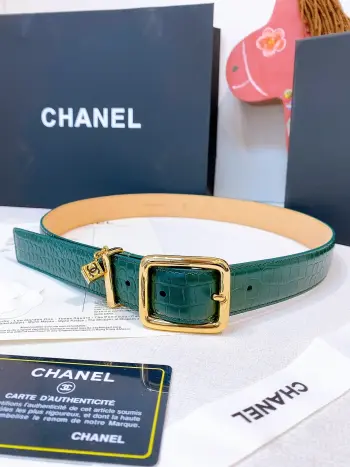 香家Chanel Leather belt 30mm皮质腰带这款是香香26/27早春度假系列3.0cm腰带 采用光滑小牛皮材质 复古经典圆针扣设计 日常通勤 穿搭造型都非常百搭 齐全 宽度width 3.0cm