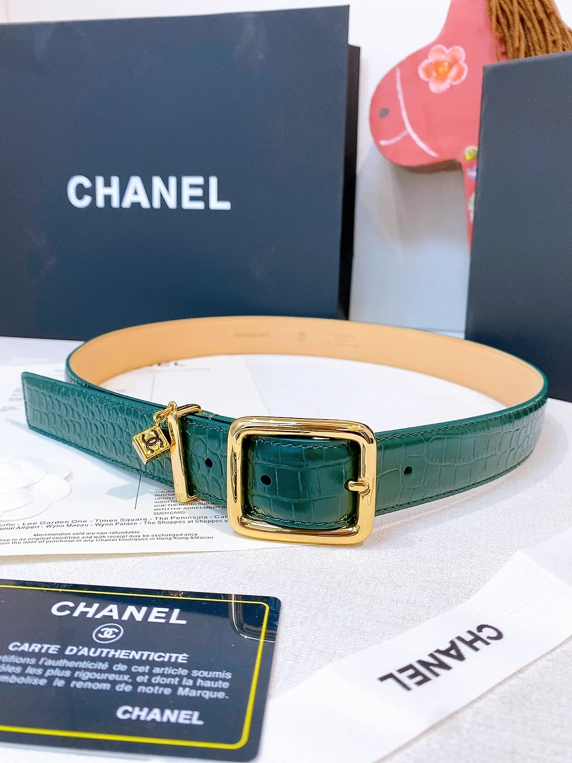 香家Chanel Leather belt 30mm皮质腰带这款是香香26/27早春度假系列3.0cm腰带 采用光滑小牛皮材质 复古经典圆针扣设计 日常通勤 穿搭造型都非常百搭 齐全 宽度width 3.0cm
