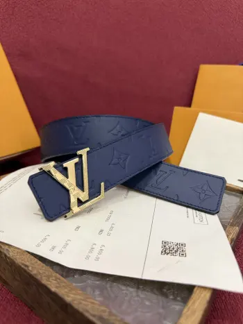LV Dimension Drift 双面腰带以路易威登的经典素挥洒街头型格 Monogram 图案一面更显前卫锋芒 光滑皮革一面释放儒雅气息 精工雕琢的搭扣别出心裁 