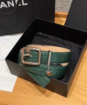 香家 Leather Belt with CC Charm,Crocodile Embossed Calfskin 30mm 带双C吊饰的皮质腰带鳄鱼纹压花皮质腰带 搭配标志性双C吊饰 尽显优雅风范 3cm官网标准宽度 专为女士穿搭设计 牛仔裤 西装裤 连衣裙都能轻松驾驭 双C吊饰是本款的标志性亮点 建议参照尺码表选择合适的尺码 齐全 宽度width 3.0