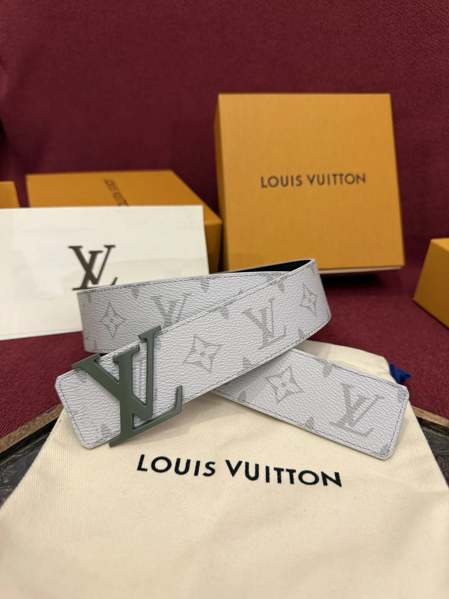 原单LV皮带|高仿LV皮带|精仿LV皮带|一比一LV皮带这款由西班牙制造的 LV Initiales Monogram 40mm 可翻转腰带采用了与秋季氛围相契合的色彩搭配 因其简洁而标志性的扣环而备受推崇 该款式一侧饰有 Monogram 帆布图案 另一面则为刚白灰色皮革反衬 为日常穿着增添了几分格调与舒适感 