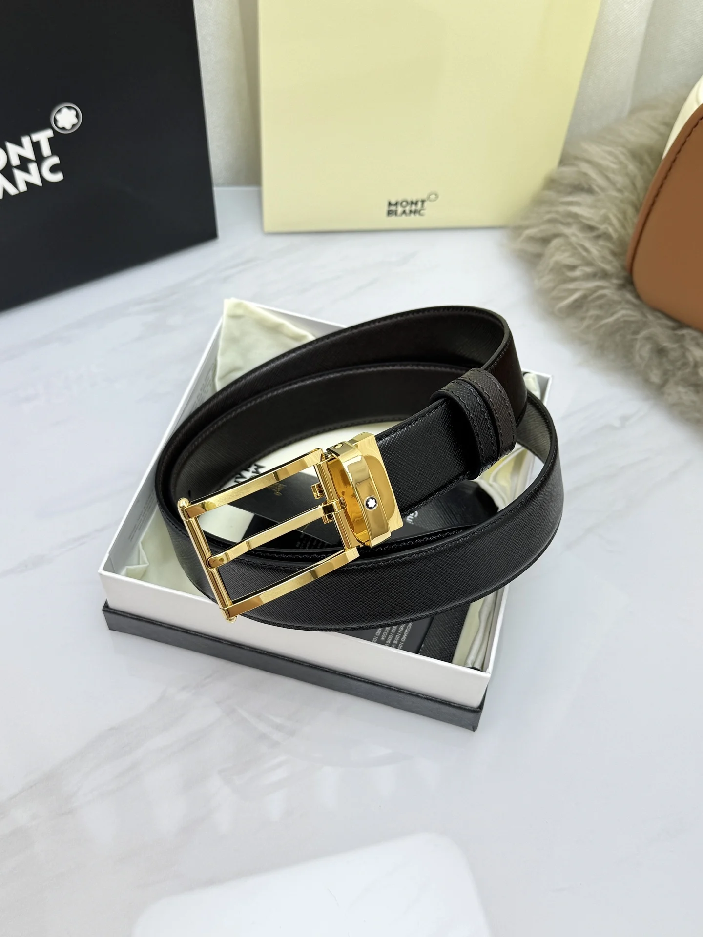 Montblanc.万宝龙 宽3.5cm 采用头层牛皮 精品针式扣头 自由裁剪商务休闲皮带