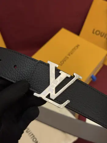 本款 Damier LV 40 毫米双面腰带做工精良 风格经典 深色牛皮革皮带与 LV 字母搭扣优雅相称 与精心镂刻的 Damier 图案相得益彰 气质优雅 可双面使用 轻松搭配您钟爱的服饰 