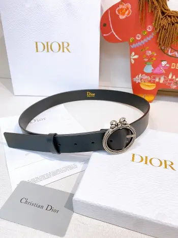 Dior Medaillon Belt 蝴蝶结腰带这款腰带 进口小牛皮材质 手感柔软细腻 搭配金属复古搭扣 奢华感满满 标志性  形状扣 无论日常还是正式场合 都能轻松提升造型感 是实用又时髦的配饰选择.宽度 3.0cm