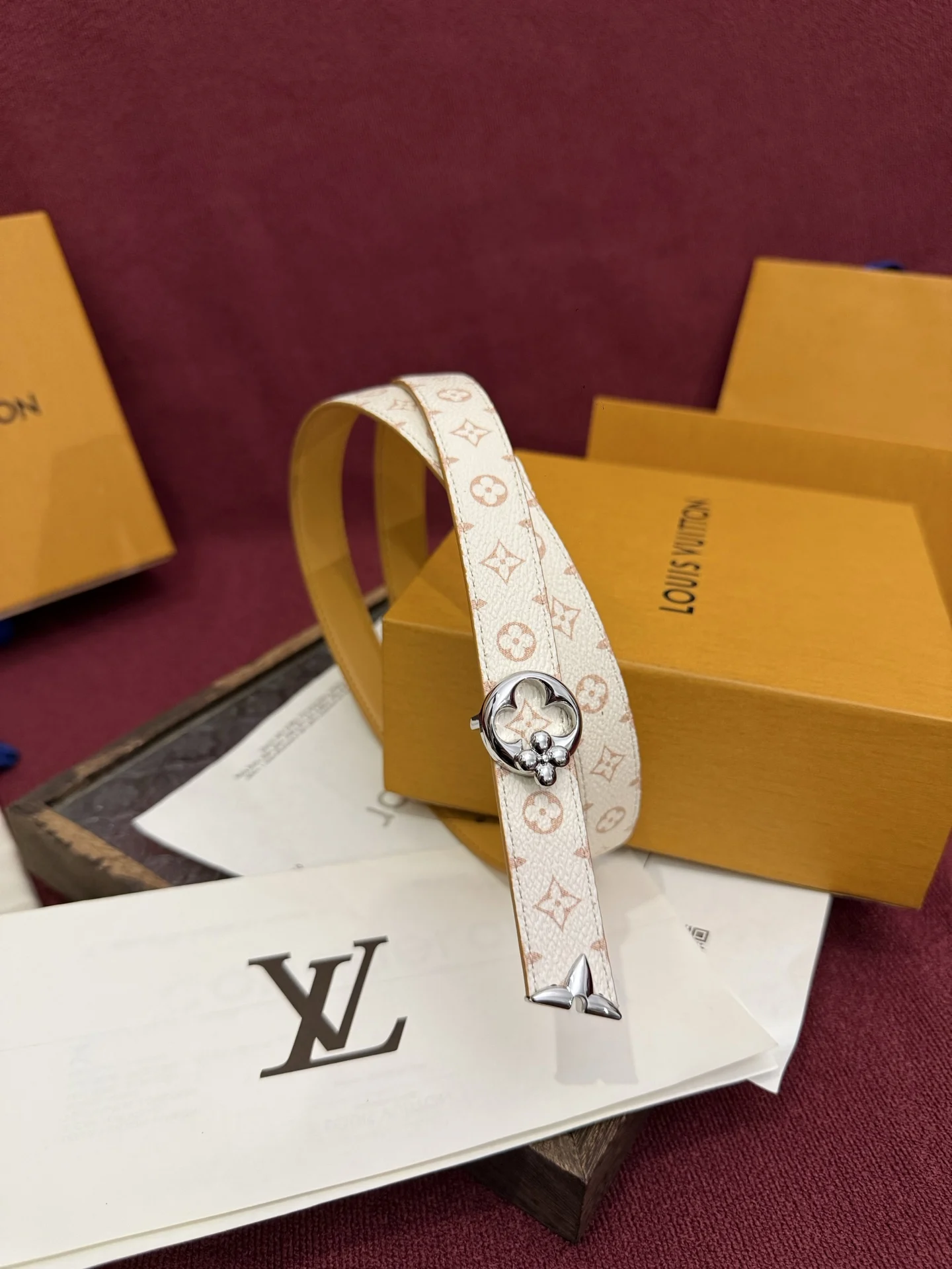 原单LV皮带|高仿LV皮带|精仿LV皮带|一比一LV皮带这款时尚且实用的 Pretty LV 腰带兼具美观与实用性 宽度2.0cm 集两种精致风格于一身 其可翻转设计将品牌标志性的 Monogram Dune 帆布与光滑的自然小牛皮巧妙结合 并以 LV 扣环和 Monogram 花形末端饰件点缀 这些饰件均采用闪耀的金色金属材质制成 这款多功能腰带能够轻松实现从日间穿搭到晚间装扮的转换 非常适合旅行使用 