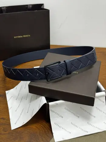 BOTTEGA VENETA 3.5cm 颜色 藏蓝Intrecciato编织腰带荔枝纹纹理皮革手工编织新款牛皮经典之作每个细节都体现出至高的品味和格调整体造型增添优雅韵味 低调奢华的典范优雅迷人气息精致的手工艺制作 