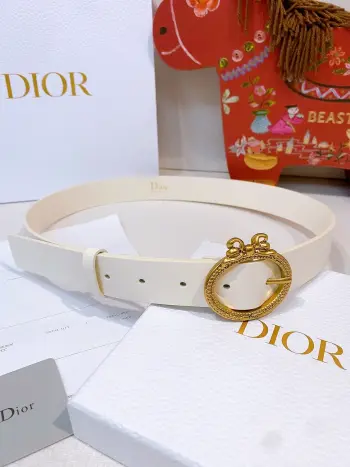 Dior Medaillon Belt 蝴蝶结腰带这款腰带 进口小牛皮材质 手感柔软细腻 搭配金属复古搭扣 奢华感满满 标志性  形状扣 无论日常还是正式场合 都能轻松提升造型感 是实用又时髦的配饰选择.宽度 3.0cm