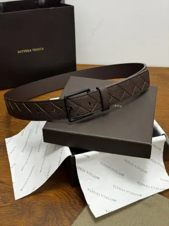 BOTTEGA VENETA 3.5cm 颜色 咖啡Intrecciato编织腰带荔枝纹纹理皮革手工编织新款牛皮经典之作每个细节都体现出至高的品味和格调整体造型增添优雅韵味 低调奢华的典范优雅迷人气息精致的手工艺制作 