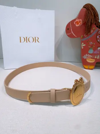 Look Book Christian Dior 2026椭圆型蝴蝶结腰带 古董感好强 重新诠释Dior 经典标识 采用光滑牛皮革等材质精心制作 饰以金色饰面金属腰带扣 饰环点缀以精心镌刻的藤格纹图案 可与经典西装外套 连衣裙或牛仔裤搭配 彰显隽永高雅的气质 2.5cm