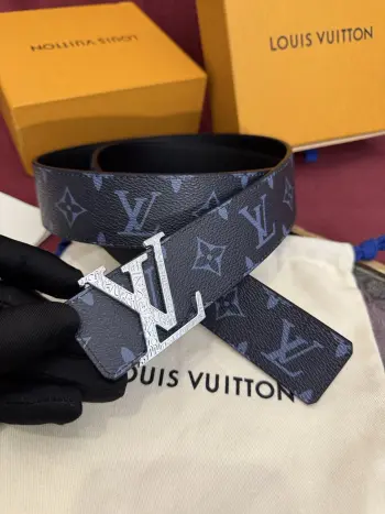 这款由西班牙制造的 LV Initiales Monogram 40mm 可翻转腰带采用了与秋季氛围相契合的色彩搭配 因其简洁而标志性的扣环而备受推崇 该款式一侧饰有 Monogram 帆布图案 另一面则为蓝色皮革反衬 为日常穿着增添了几分格调与舒适感 