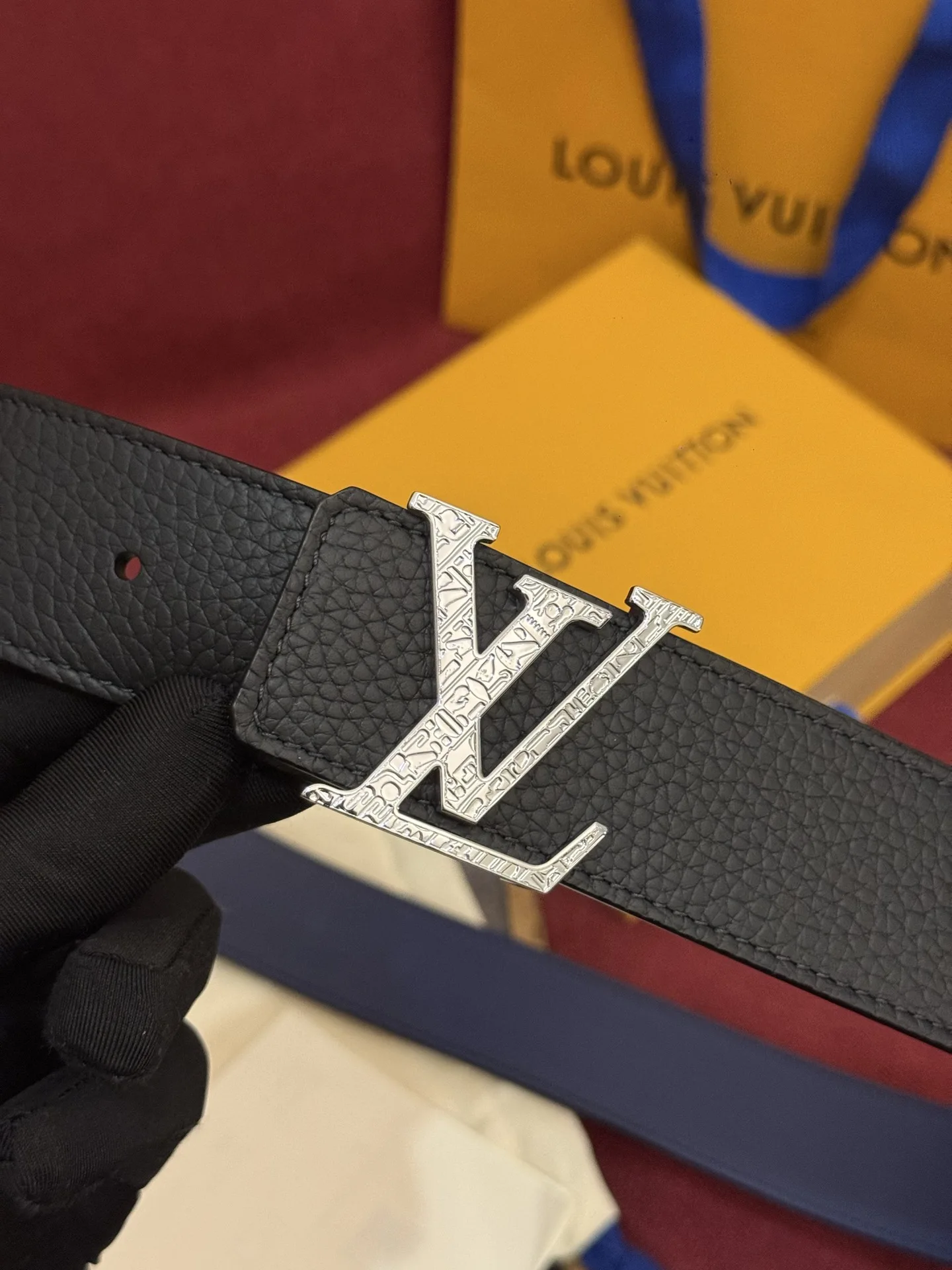 原单LV皮带|高仿LV皮带|精仿LV皮带|一比一LV皮带本款 Damier LV 40 毫米双面腰带做工精良 风格经典 深色牛皮革皮带与 LV 字母搭扣优雅相称 与精心镂刻的 Damier 图案相得益彰 气质优雅 可双面使用 轻松搭配您钟爱的服饰 