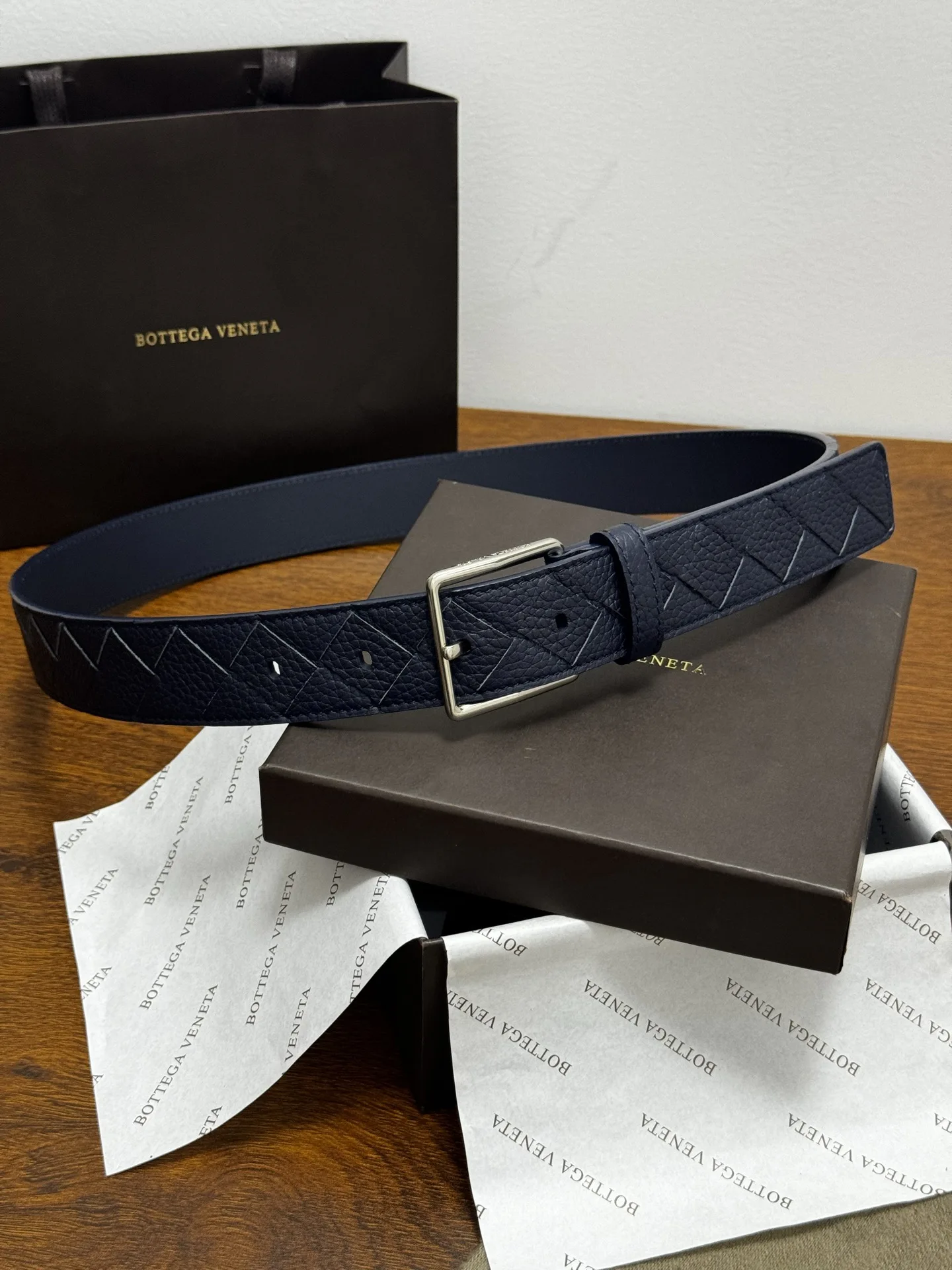 原单BV皮带|高仿BV皮带|精仿BV皮带|一比一BV皮带BOTTEGA VENETA 3.5cm 颜色 藏蓝Intrecciato编织腰带荔枝纹纹理皮革手工编织新款牛皮经典之作每个细节都体现出至高的品味和格调整体造型增添优雅韵味 低调奢华的典范优雅迷人气息精致的手工艺制作 