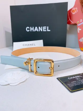 香家Chanel Leather belt 30mm皮质腰带这款是香香26/27早春度假系列3.0cm腰带 采用光滑小牛皮材质 复古经典圆针扣设计 日常通勤 穿搭造型都非常百搭 齐全 宽度width 3.0cm