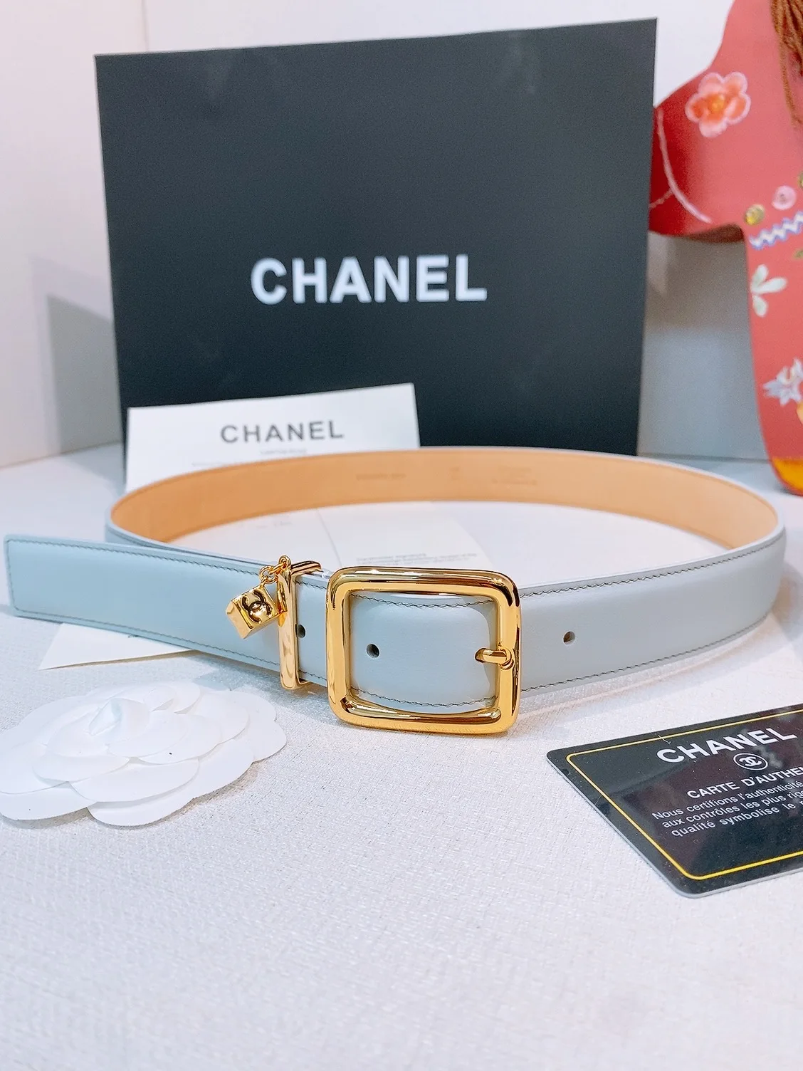 香家Chanel Leather belt 30mm皮质腰带这款是香香26/27早春度假系列3.0cm腰带 采用光滑小牛皮材质 复古经典圆针扣设计 日常通勤 穿搭造型都非常百搭 齐全 宽度width 3.0cm