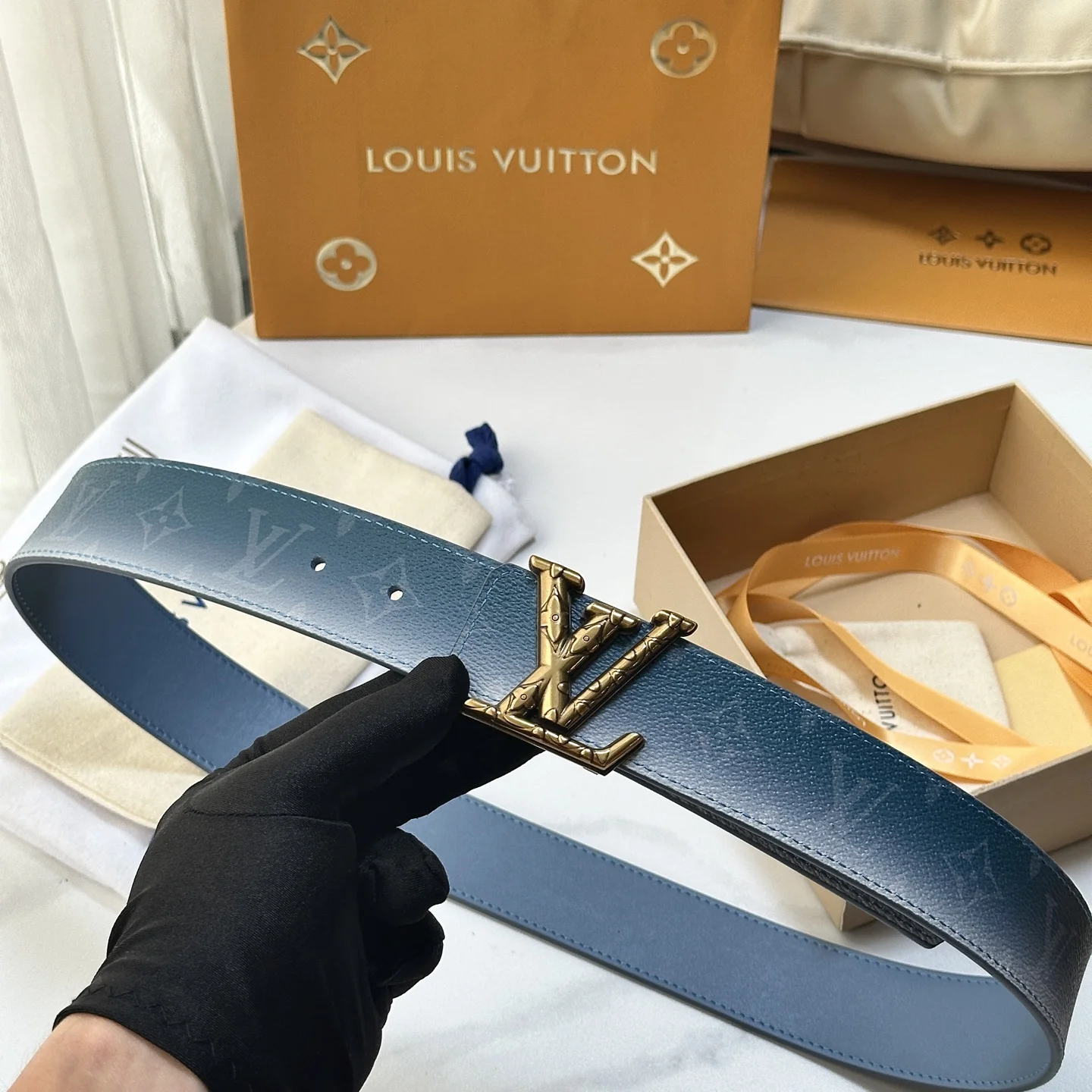 原单LV皮带|高仿LV皮带|精仿LV皮带|一比一LV皮带LV.路易威登  宽度 40mm宽度 正品一体铸造五金钢扣 原厂皮料 双面原厂定制进口面料 可双面使用