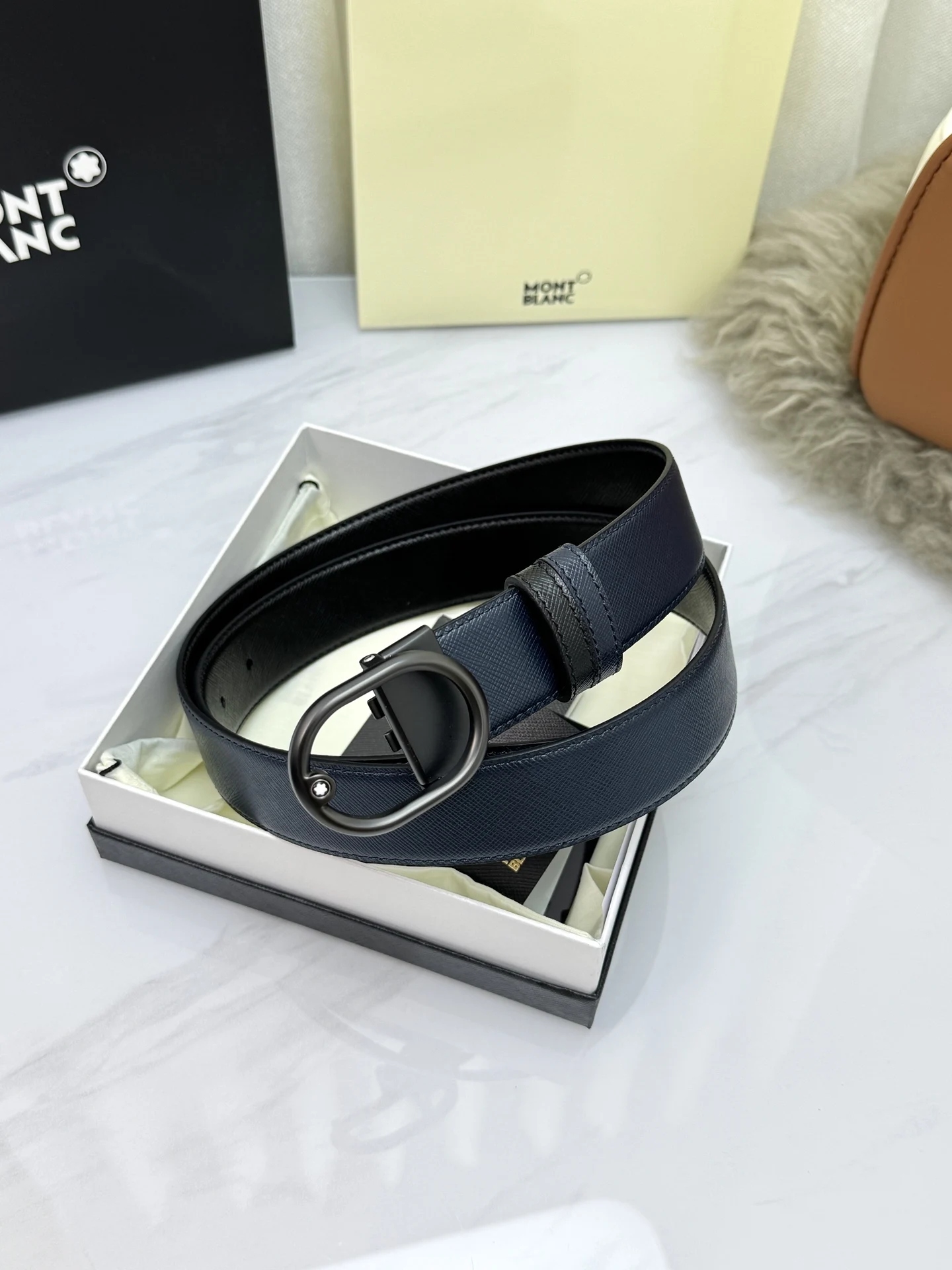 Montblanc.万宝龙 宽3.5cm 采用头层牛皮 精品针式扣头 自由裁剪商务休闲皮带