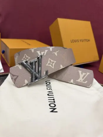 LV Dimension Monogram Surplus 40mm可翻转腰带大胆地将日常中性风格演绎得淋漓尽致 表带帆布一侧饰有以工装风格为灵感的 Monogram 图案 而皮革背面则采用光滑的棕色皮革制成 一如往常 圆润的 LV Dimension 搭扣为简洁流畅的廓形增添了几分独特韵味 