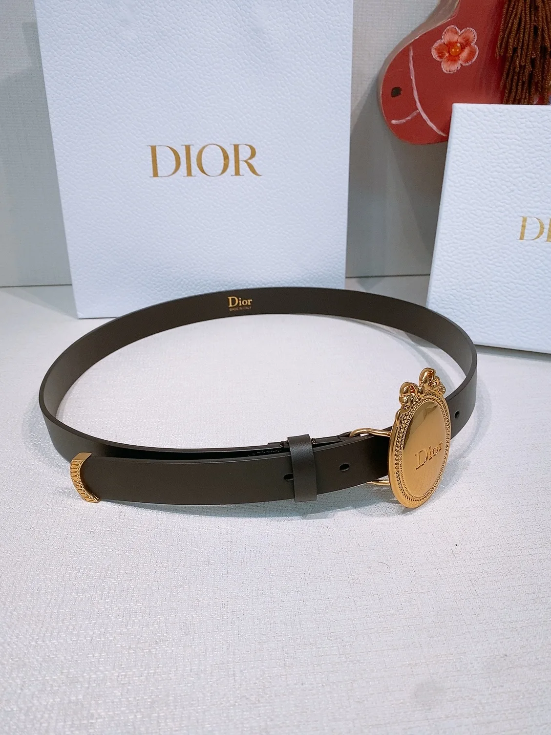 原单迪奥皮带|高仿迪奥皮带|精仿迪奥皮带|一比一迪奥皮带Look Book Christian Dior 2026椭圆型蝴蝶结腰带 古董感好强 重新诠释Dior 经典标识 采用光滑牛皮革等材质精心制作 饰以金色饰面金属腰带扣 饰环点缀以精心镌刻的藤格纹图案 可与经典西装外套 连衣裙或牛仔裤搭配 彰显隽永高雅的气质 2.5cm