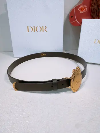 Look Book Christian Dior 2026椭圆型蝴蝶结腰带 古董感好强 重新诠释Dior 经典标识 采用光滑牛皮革等材质精心制作 饰以金色饰面金属腰带扣 饰环点缀以精心镌刻的藤格纹图案 可与经典西装外套 连衣裙或牛仔裤搭配 彰显隽永高雅的气质 2.5cm