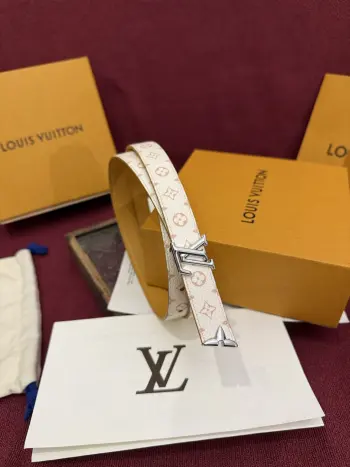 这款时尚且实用的 Pretty LV 腰带兼具美观与实用性 宽度2.0cm 集两种精致风格于一身 其可翻转设计将品牌标志性的 Monogram Dune 帆布与光滑的自然小牛皮巧妙结合 并以 LV 扣环和 Monogram 花形末端饰件点缀 这些饰件均采用闪耀的金色金属材质制成 这款多功能腰带能够轻松实现从日间穿搭到晚间装扮的转换 非常适合旅行使用 