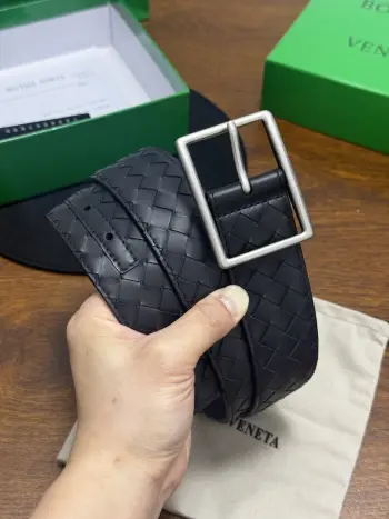 BOTTEGA VENETA 4.0cm 颜色 哑黑Intrecciato Piccolo编织腰带小牛皮皮革手工编织手工编织新款牛皮经典之作每个细节都体现出至高的品味和格调整体造型增添优雅韵味 低调奢华的典范优雅迷人气息精致的手工艺制作 