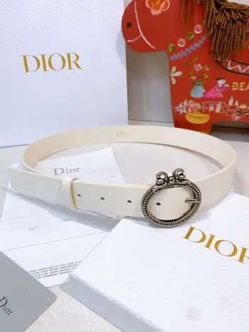 Dior Medaillon Belt 蝴蝶结腰带这款腰带 进口小牛皮材质 手感柔软细腻 搭配金属复古搭扣 奢华感满满 标志性  形状扣 无论日常还是正式场合 都能轻松提升造型感 是实用又时髦的配饰选择.宽度 3.0cm