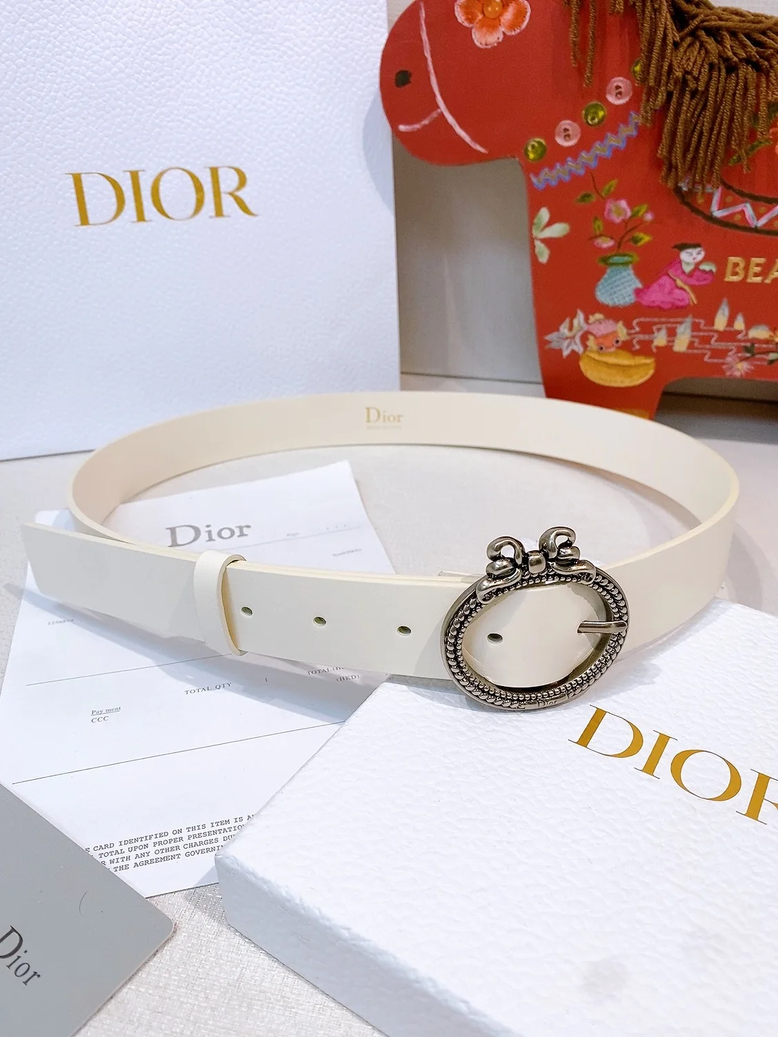 Dior Medaillon Belt 蝴蝶结腰带这款腰带 进口小牛皮材质 手感柔软细腻 搭配金属复古搭扣 奢华感满满 标志性 形状扣 无论日常还是正式场合 都能轻松提升造型感 是实用又时髦的配饰选择.宽度 3.0cm