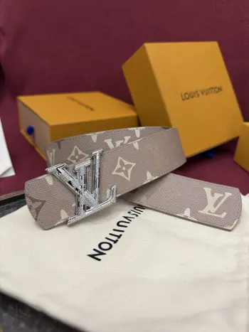 LV Dimension Monogram Surplus 40mm可翻转腰带大胆地将日常中性风格演绎得淋漓尽致 表带帆布一侧饰有以工装风格为灵感的 Monogram 图案 而皮革背面则采用光滑的棕色皮革制成 一如往常 圆润的 LV Dimension 搭扣为简洁流畅的廓形增添了几分独特韵味 