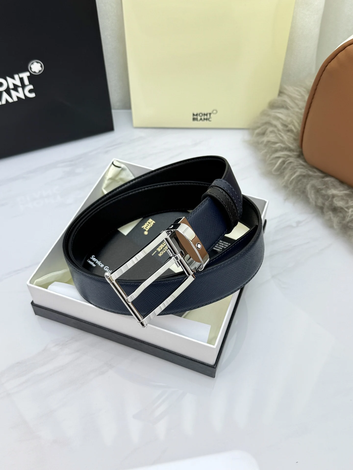 Montblanc.万宝龙 宽3.5cm 采用头层牛皮 精品针式扣头 自由裁剪商务休闲皮带