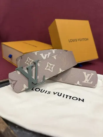 LV Dimension Monogram Surplus 40mm可翻转腰带大胆地将日常中性风格演绎得淋漓尽致 表带帆布一侧饰有以工装风格为灵感的 Monogram 图案 而皮革背面则采用光滑的棕色皮革制成 一如往常 圆润的 LV Dimension 搭扣为简洁流畅的廓形增添了几分独特韵味 