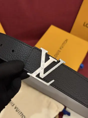 本款 Damier LV 40 毫米双面腰带做工精良 风格经典 深色牛皮革皮带与 LV 字母搭扣优雅相称 与精心镂刻的 Damier 图案相得益彰 气质优雅 可双面使用 轻松搭配您钟爱的服饰 