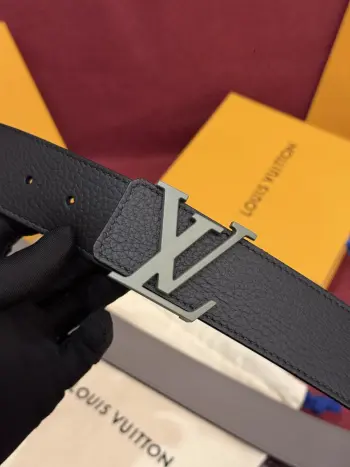 本款 Damier LV 40 毫米双面腰带做工精良 风格经典 深色牛皮革皮带与 LV 字母搭扣优雅相称 与精心镂刻的 Damier 图案相得益彰 气质优雅 可双面使用 轻松搭配您钟爱的服饰 