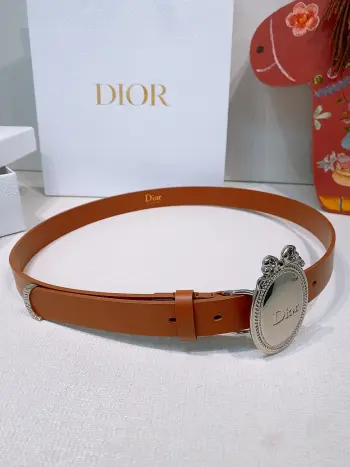 Look Book Christian Dior 2026椭圆型蝴蝶结腰带 古董感好强 重新诠释Dior 经典标识 采用光滑牛皮革等材质精心制作 饰以金色饰面金属腰带扣 饰环点缀以精心镌刻的藤格纹图案 可与经典西装外套 连衣裙或牛仔裤搭配 彰显隽永高雅的气质 2.5cm