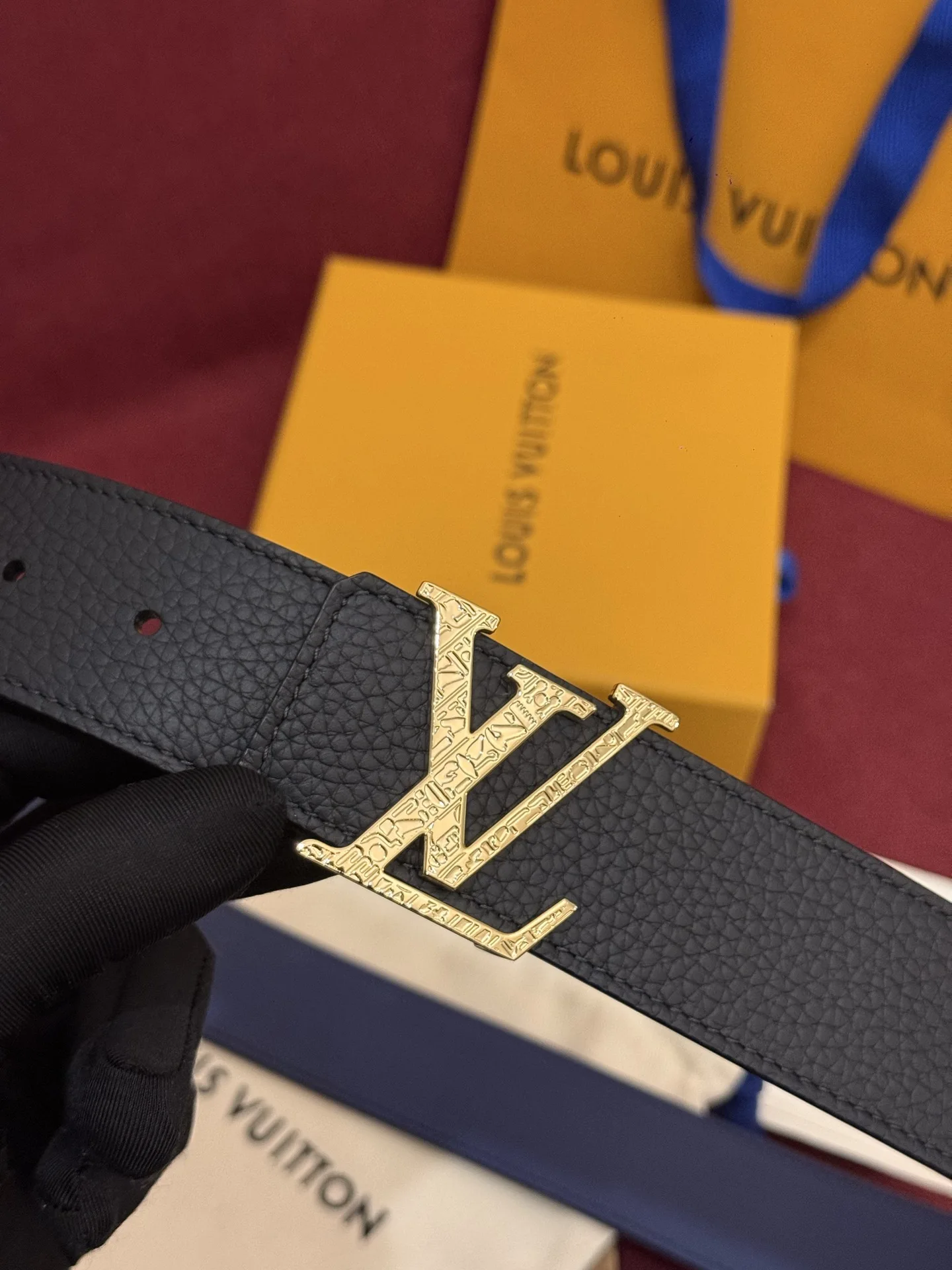 原单LV皮带|高仿LV皮带|精仿LV皮带|一比一LV皮带本款 Damier LV 40 毫米双面腰带做工精良 风格经典 深色牛皮革皮带与 LV 字母搭扣优雅相称 与精心镂刻的 Damier 图案相得益彰 气质优雅 可双面使用 轻松搭配您钟爱的服饰 